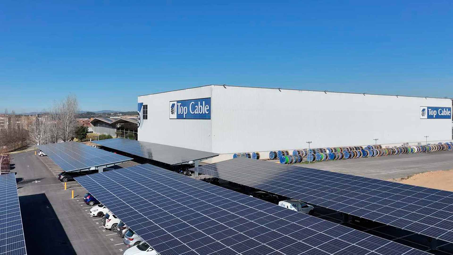 Instalación de 5 marquesinas fotovoltaicas con recarga de vehículo eléctrico en Top Cable